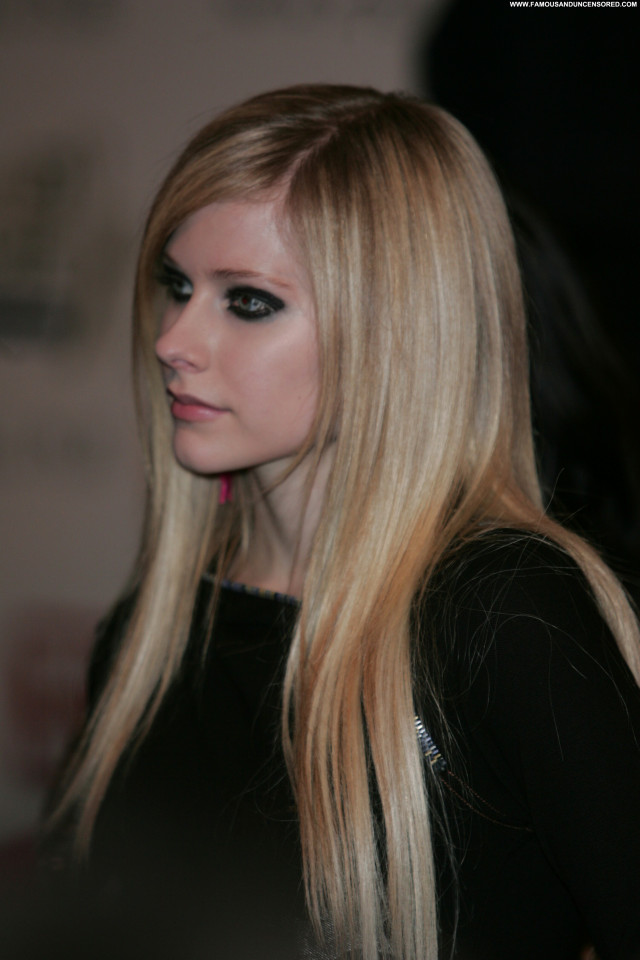 Avril Lavigne Beautiful Posing Hot Babe Celebrity Female Nude Hot