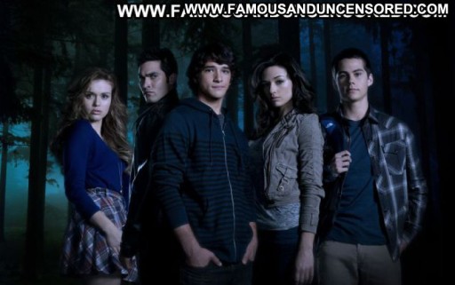 Crystal Reed Brunette Hot Babe Posing Hot Beautiful Straight Actress Cute Celebrity Famous