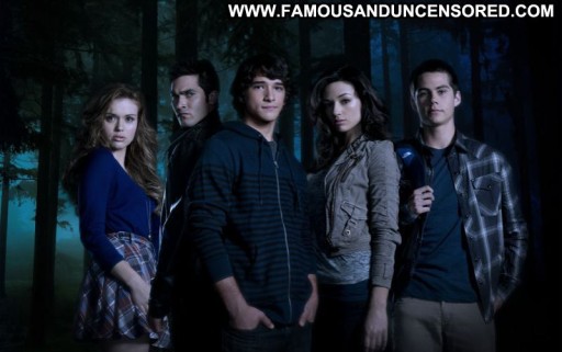 Crystal Reed Brunette Hot Babe Posing Hot Beautiful Straight Actress Cute Celebrity Famous