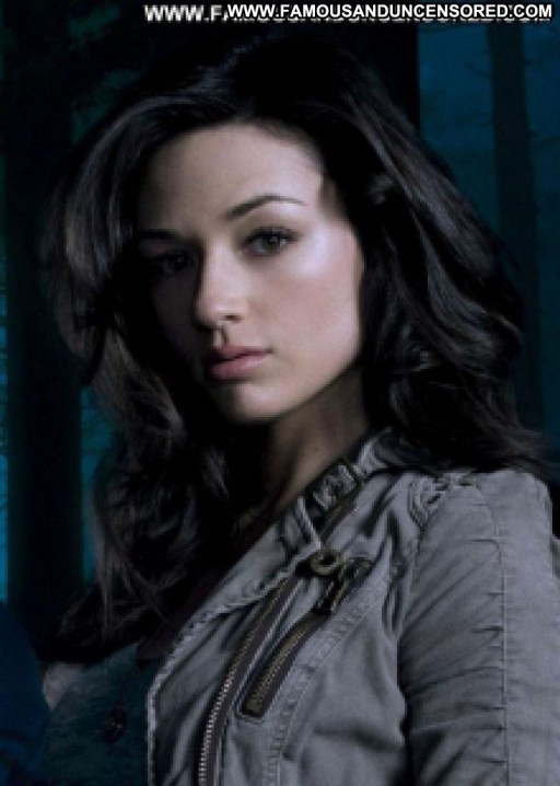 Crystal Reed Brunette Hot Babe Posing Hot Beautiful Straight Actress Cute Celebrity Famous