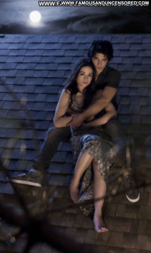 Crystal Reed Brunette Hot Babe Posing Hot Beautiful Straight Actress Cute Celebrity Famous