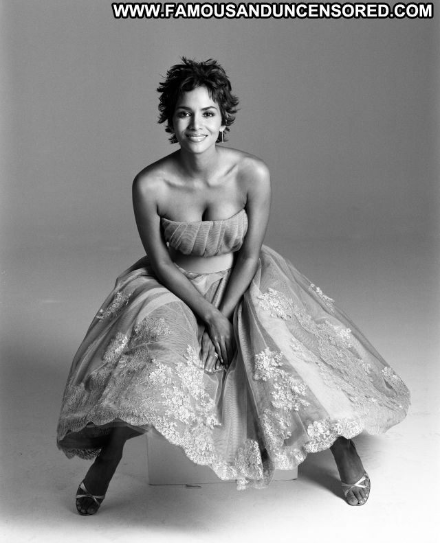 Halle Berry No Source Ebony Actress Cute Celebrity Sexy Dress Posing