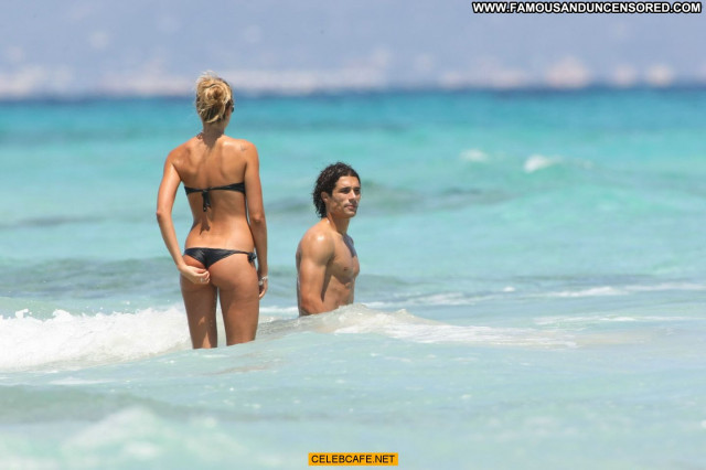 Elena Santarelli The Beach Babe Posing Hot Beach Candid Topless