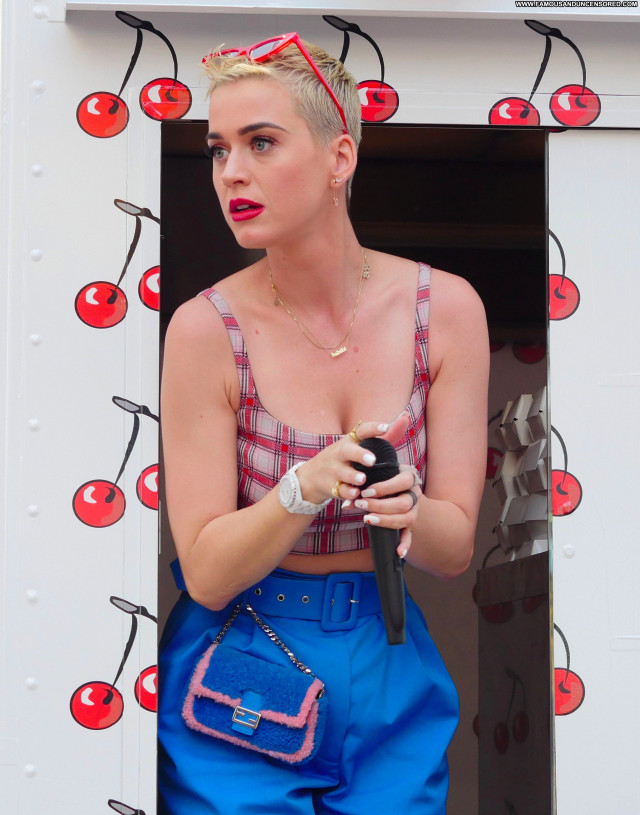Katy Perry No Source Babe Nice Twitter Bar Celebrity Cleavage