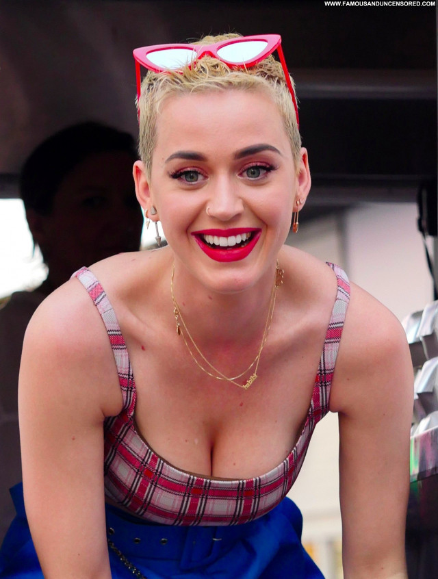 Katy Perry No Source Nice Beautiful Bar Actress Twitter Babe Cleavage