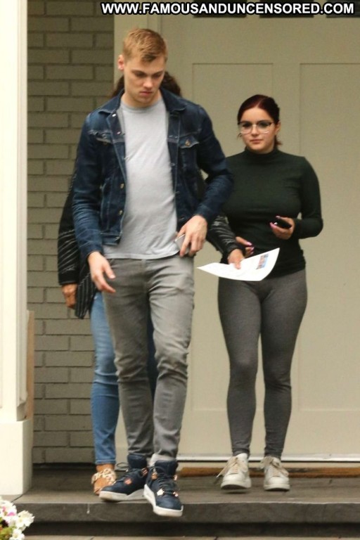 Ariel Winter Posing Hot Beautiful Celebrity Paparazzi Babe Straight Winter