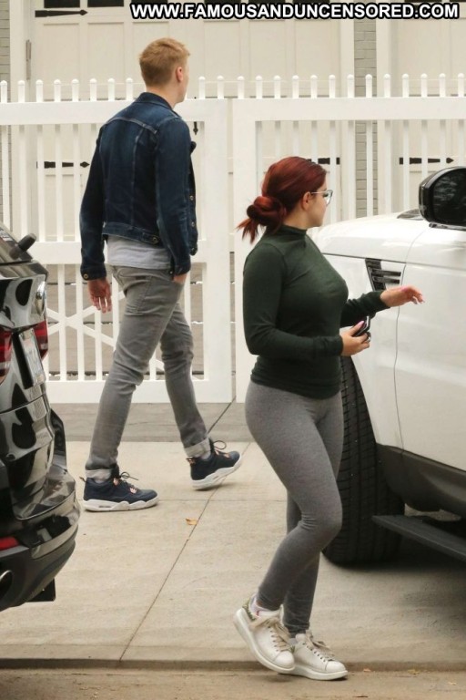 Ariel Winter Posing Hot Beautiful Celebrity Paparazzi Babe Straight Winter