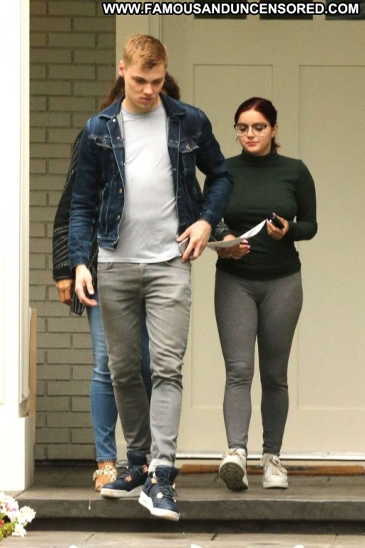 Ariel Winter Posing Hot Beautiful Celebrity Paparazzi Babe Straight Winter