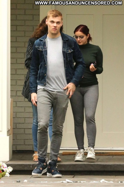 Ariel Winter Posing Hot Beautiful Celebrity Paparazzi Babe Straight Winter