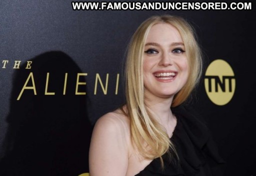 Dakota Fanning Straight Beautiful New York Posing Hot Paparazzi Babe Celebrity