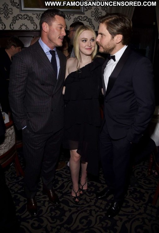 Dakota Fanning Straight Beautiful New York Posing Hot Paparazzi Babe Celebrity