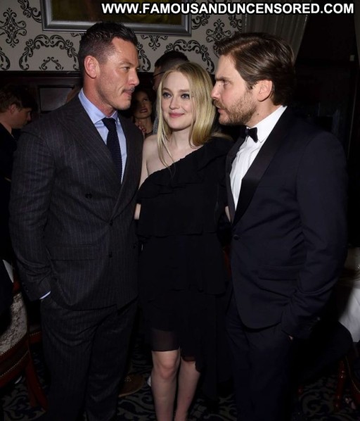 Dakota Fanning Straight Beautiful New York Posing Hot Paparazzi Babe Celebrity