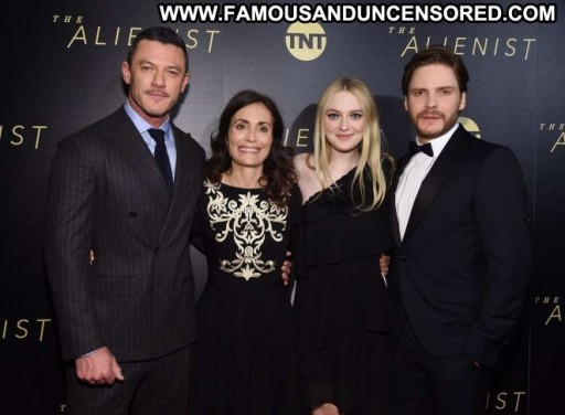 Dakota Fanning Straight Beautiful New York Posing Hot Paparazzi Babe Celebrity