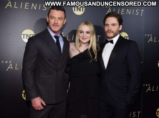 Dakota Fanning Straight Beautiful New York Posing Hot Paparazzi Babe Celebrity