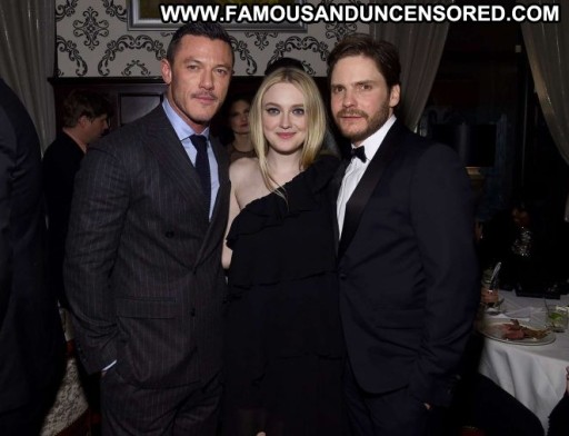 Dakota Fanning Straight Beautiful New York Posing Hot Paparazzi Babe Celebrity