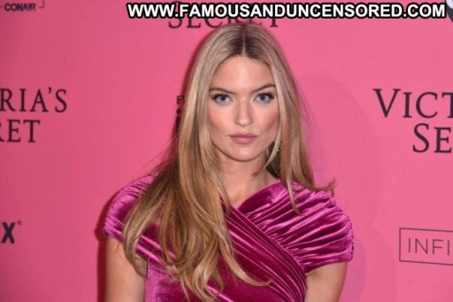 Martha Hunt Straight Beautiful Celebrity Posing Hot Party Babe Paparazzi Fashion