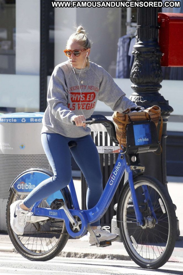 Sienna Miller New York Posing Hot Bike Paparazzi New York Celebrity