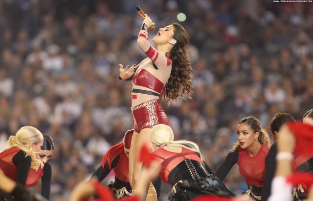 Selena Gomez Performance  Posing Hot High Resolution Celebrity