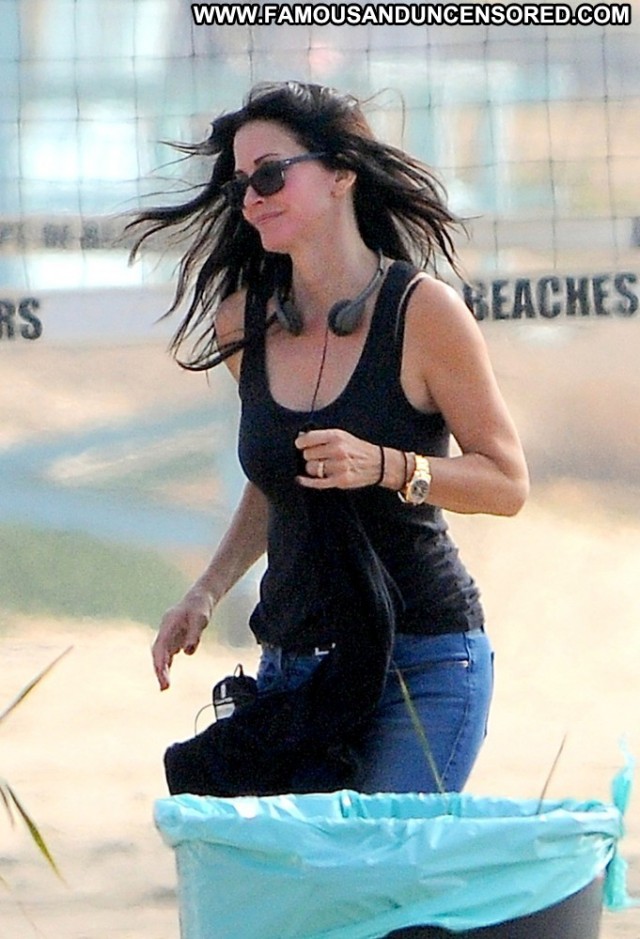 Courteney Cox Cougar Town High Resolution Celebrity Beautiful Posing