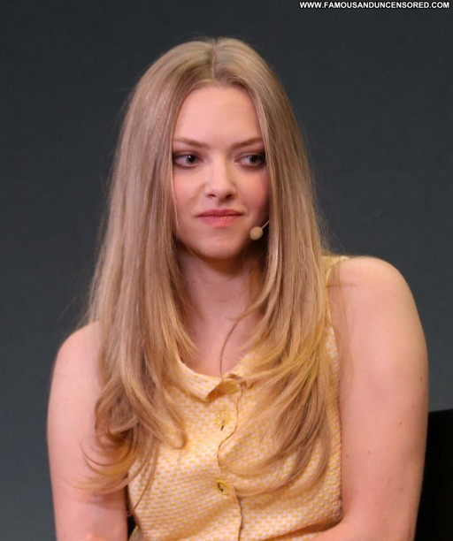 Amanda Seyfried Beautiful Candids Babe High Resolution Celebrity Straight Posing Hot