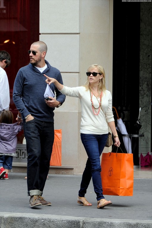 Reese Witherspoon Paris Posing Hot Straight High Resolution Celebrity Shopping Babe Beautiful
