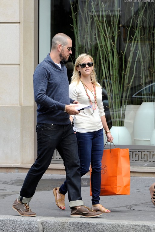 Reese Witherspoon Paris Posing Hot Straight High Resolution Celebrity Shopping Babe Beautiful