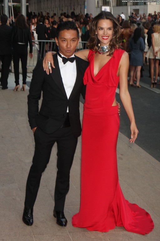 Alessandra Ambrosio Awards Posing Hot Fashion High Resolution Straight Celebrity Beautiful New York Babe