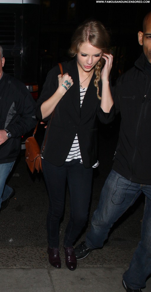 Taylor Swift High Resolution Beautiful Straight London Babe Hotel Posing Hot Celebrity