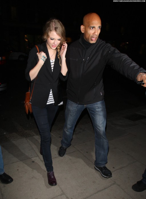 Taylor Swift High Resolution Beautiful Straight London Babe Hotel Posing Hot Celebrity