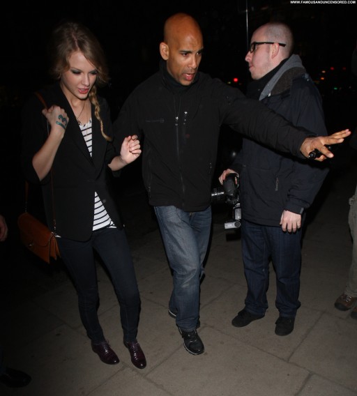 Taylor Swift High Resolution Beautiful Straight London Babe Hotel Posing Hot Celebrity