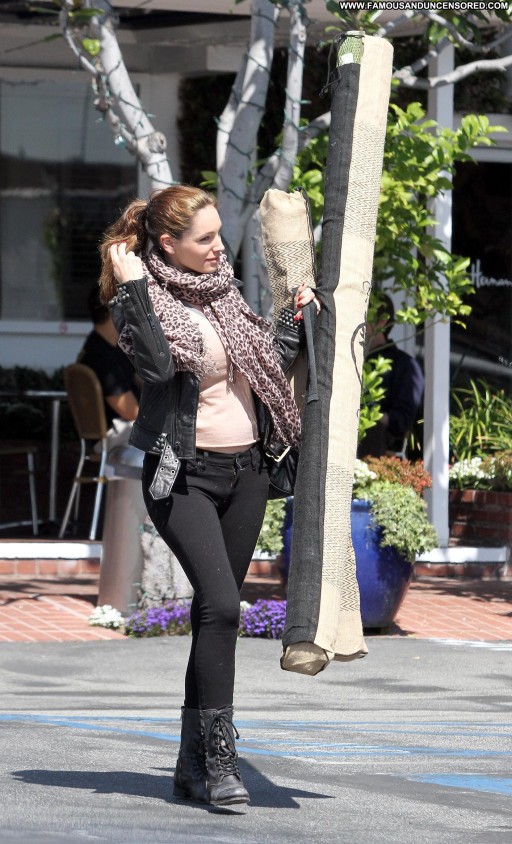 Beverly Hills Babe Straight Posing Hot High Resolution Beautiful Celebrity