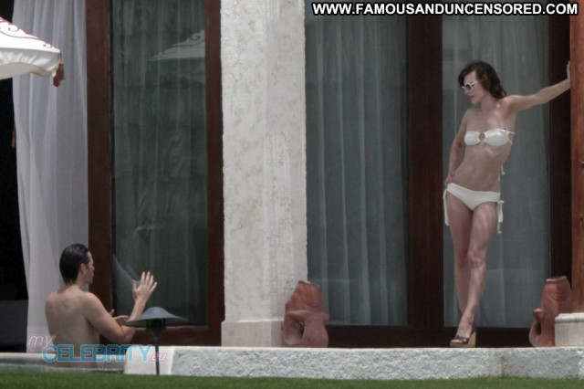 Milla Jovovich E Love Beautiful Celebrity Usa Topless Babe Posing Hot