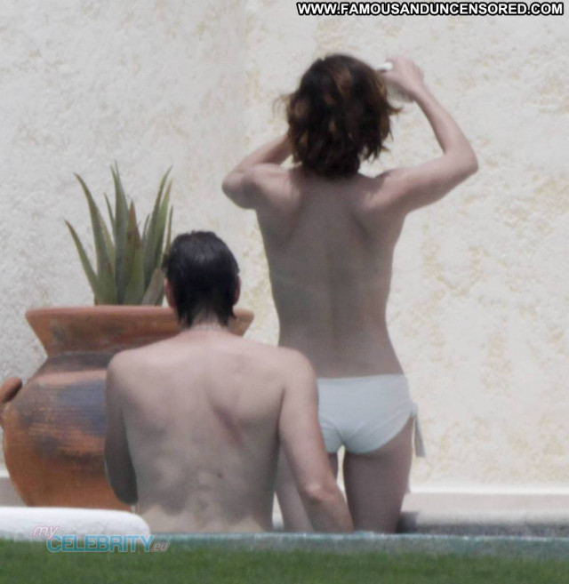 Milla Jovovich E Love Celebrity Posing Hot Babe Topless Beautiful