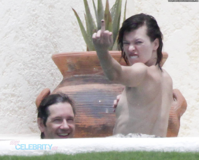 Milla Jovovich E Love Beautiful Topless Celebrity Usa Babe Posing Hot