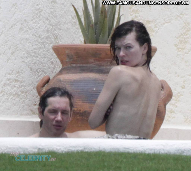 Milla Jovovich E Love Topless Babe Usa Beautiful Happy Posing Hot