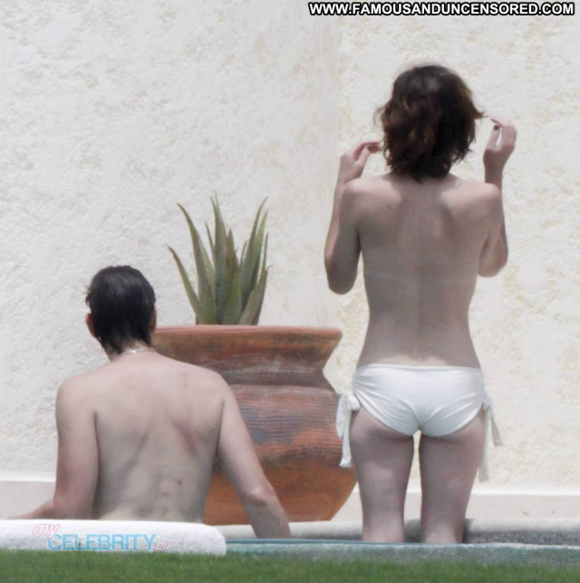 Milla Jovovich E Love Usa Posing Hot Celebrity Babe Topless Happy