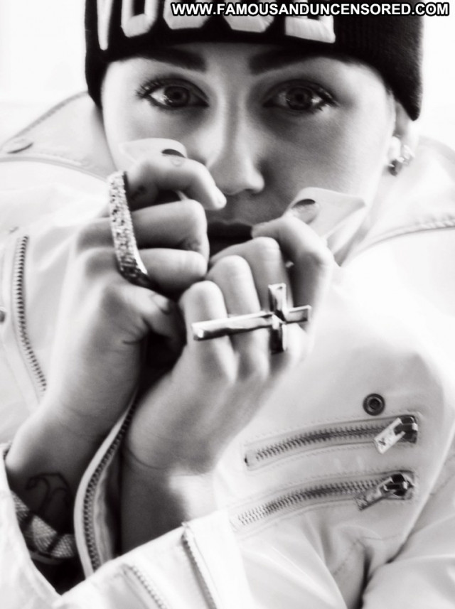 Miley Cyrus V Magazine Celebrity Magazine Usa Beautiful Posing Hot Uk