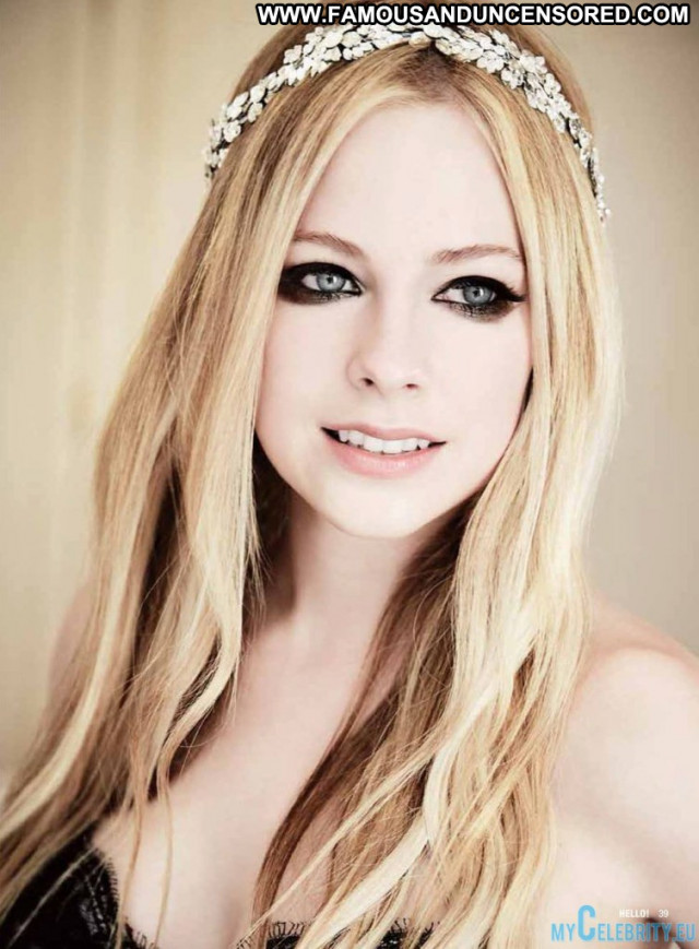 Avril Lavigne No Source Sexy Posing Hot Celebrity Canada Babe