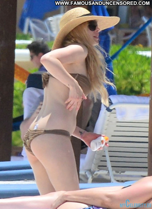 Avril Lavigne No Source Posing Hot Bikini Celebrity Babe Swimsuit