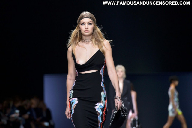Gigi Hadid Fashion Show Celebrity Usa Nip Slip Fashion Posing Hot