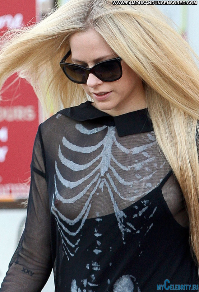 Avril Lavigne Beverly Hills Posing Hot Babe Nipslip See Through