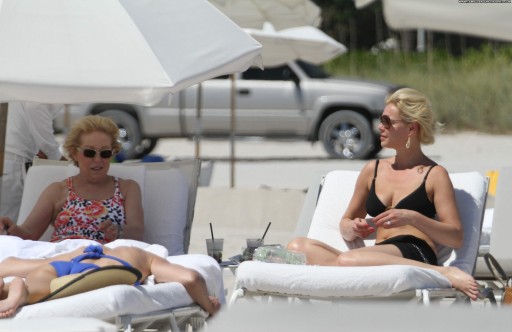 Katherine Heigl Posing Hot Straight Celebrity Beautiful Babe