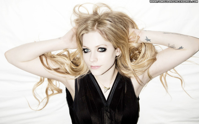 Avril Lavigne Posing Hot Beautiful Celebrity Babe Nude Hot Hd Doll